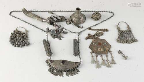 Lot of jewelry (bottom finds)