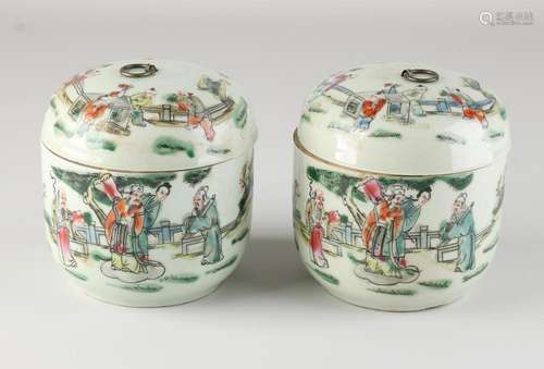 Two Chinese lidded pots Ø 10.5 cm.