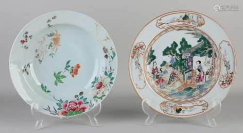 Two 18th century Chinese plates Ø 22 - Ø 23 cm.