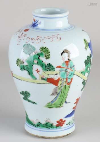 Chinese Wucai vase, H 18 cm.