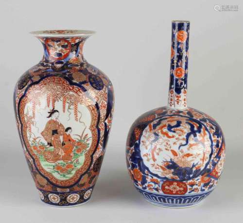 Two Japanese Imari vases, H 31-33 cm,