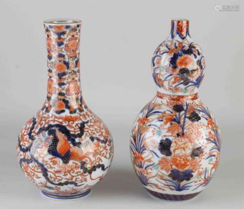 Two Japanese Imari vases, H 25 - 26 cm.