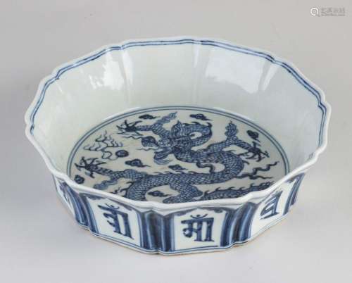 Chinese dragon bowl Ø 19.2 cm.