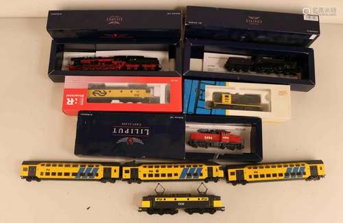 6x Train locomotives, various