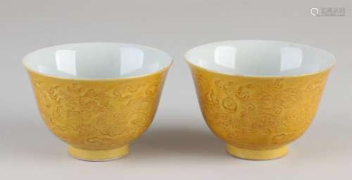 Two Chinese dragon cups Ø 8.5 cm.