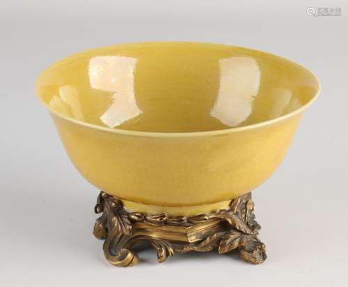 Chinese bowl on bronze base, Ø 15.7 cm.