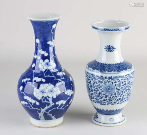Two Chinese vases, H 21 - 23 cm.