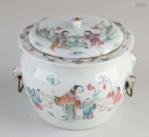 Chinese Family Rose box with lid Ø 13 cm.