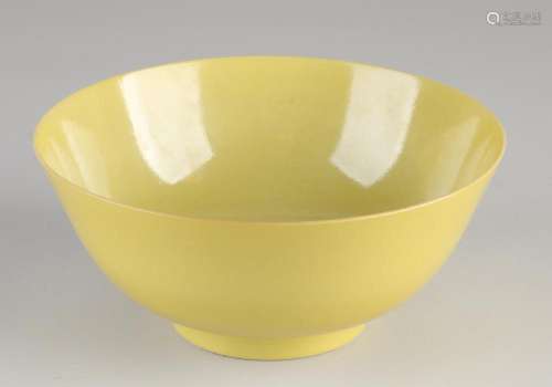 Large yellow Chinese bowl Ø 19 cm.