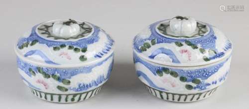 Two Chinese lidded boxes Ø 9 cm.