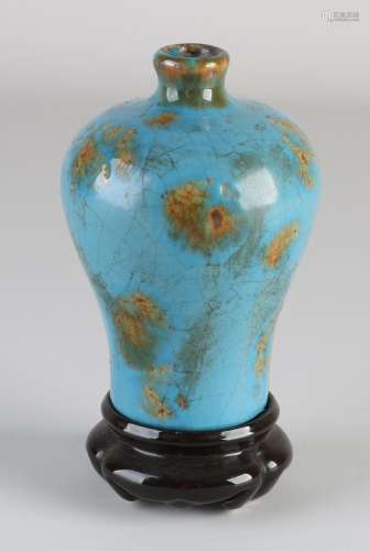 Chinese vase on porcelain pedestal, H 15 cm.