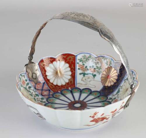 Japanese Imari bowl with silver bracket Ø 17.5 cm.