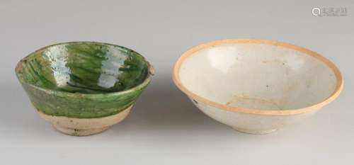 Two Chinese bowls Ø 12 - Ø 15.2 cm.