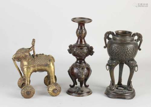 2x Chinese vase + bronze elephant