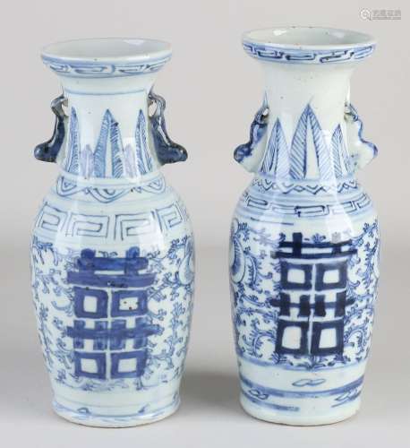 Two Chinese vases, H 23 - 24 cm.