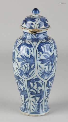 17th - 18th century Chinese vase with lid, H 19 cm.