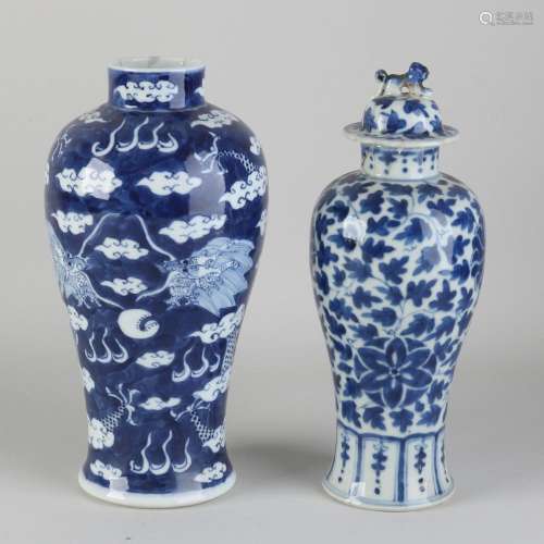 Two Chinese vases, H 22 - 23 cm.