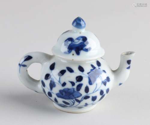 18th century Chinese miniature teapot, H 5.5 cm.