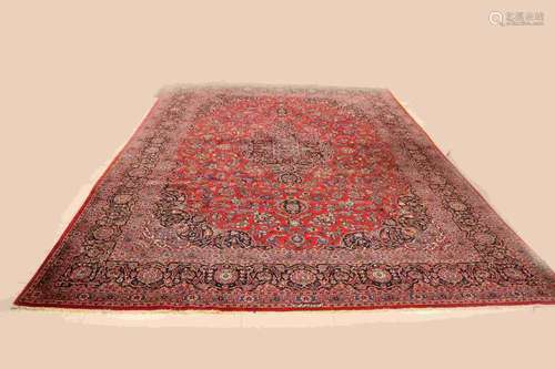 Large Persian rug, 436 x 298 cm.