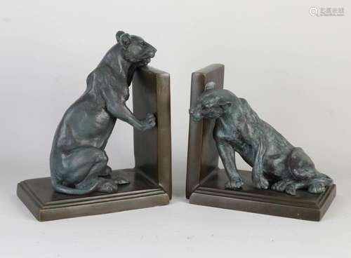 Set of bookends