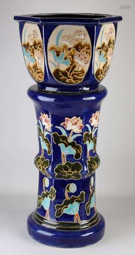 Majolica console + flower pot