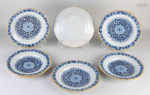 Six 18th century Delft plates Ø 22 cm.