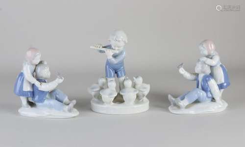 3x Rolled porcelain figure