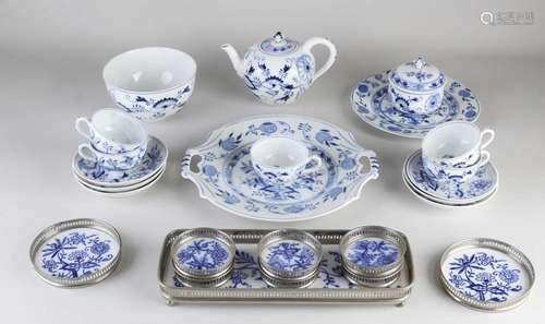 Antique Zwiebelmuster tableware, 1900