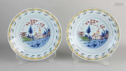 Two 18th century Delft plates Ø 23 cm.