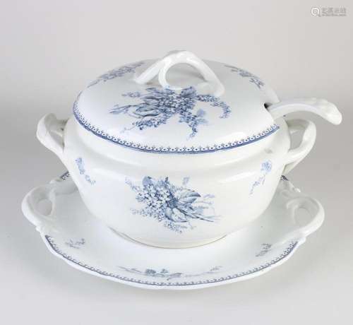 3-piece Petrus Regout soup tureen, 1880