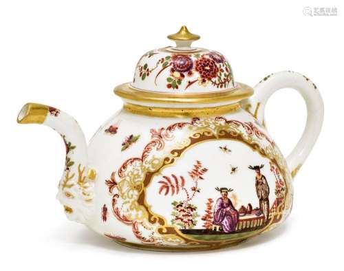 TEAPOT WITH CHINOISERIE DECORATION