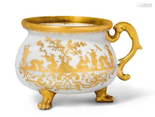 CREAM POT WITH GILT CHINOISERIE DECORATION