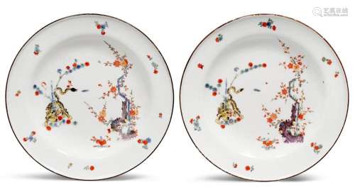 PAIR OF PLATES FROM THE ROYAL SERVICE WITH "YELLOW LION...