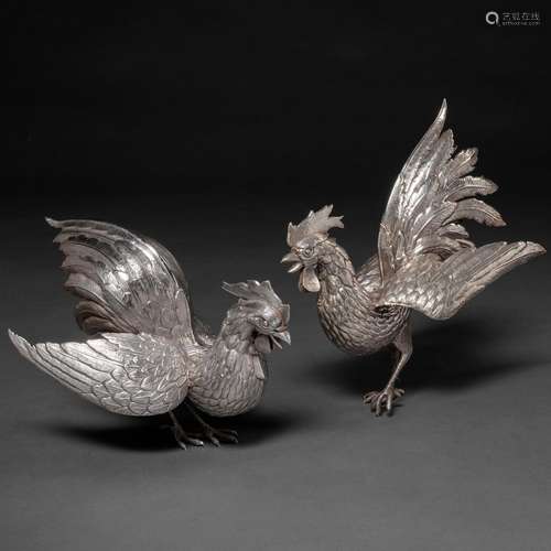 Pareja de gallos realizados en plata del siglo XX