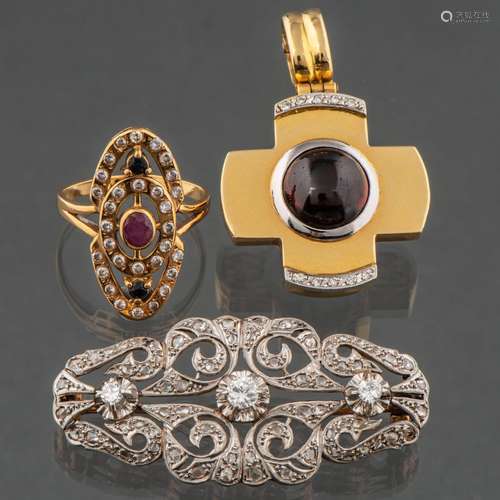 Conjunto de Broche, anillo y colgante en oro de 18 kt