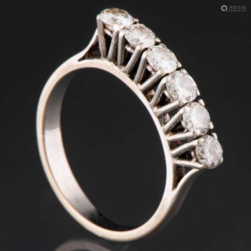 Anillo en oro blanco de 18 kt con banda de seis brillantes e...