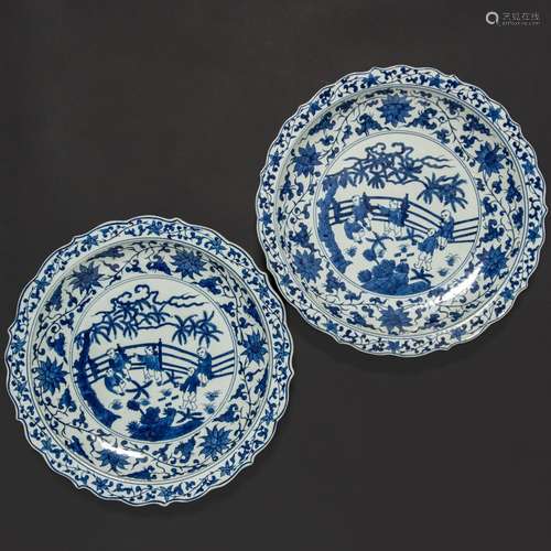 Pareja de platos en porcelana china azul y blanca. Trabajo C...