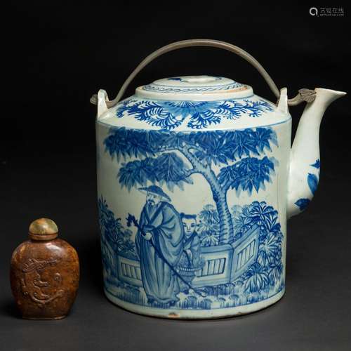 Tetera de gran tamaño en porcelana china azul y blanca. Trab...