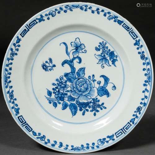 Plato en porcelana china de la Compañía de Indias azul y bla...