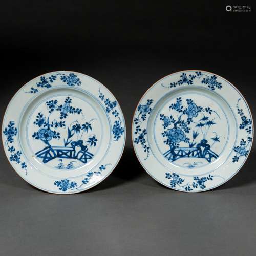 Pareja de platos en porcelana Compañía de Indias azul y blan...