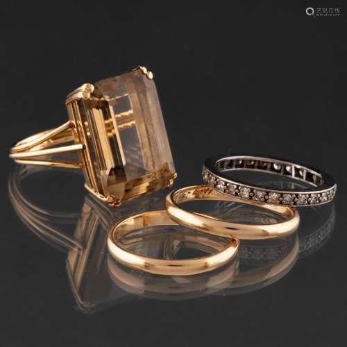 Conjunto de cuatro anillos montados en oro amarillo y oro bl...