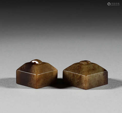 In the Han Dynasty, a pair of Hotan jade seals