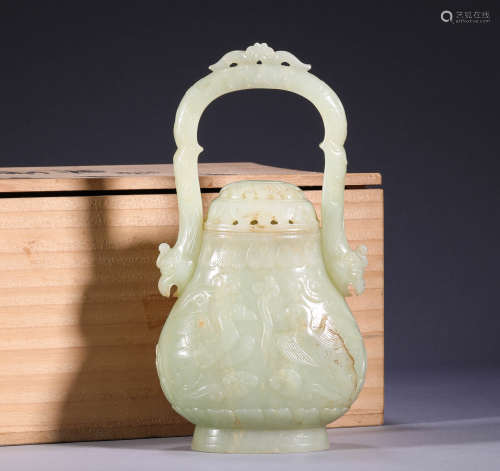 In the Tang Dynasty, Hetian jade lifting bottle
