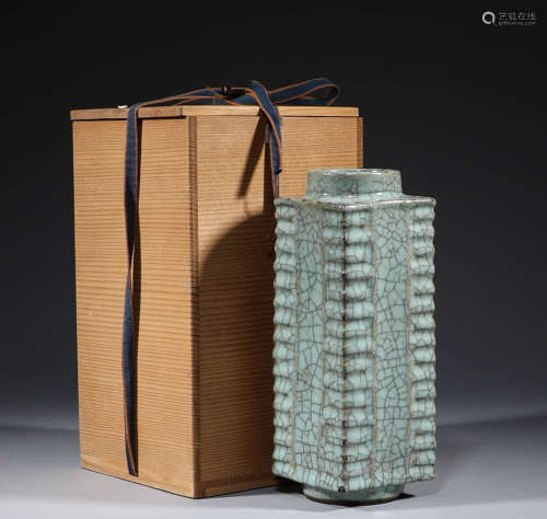 In the Song Dynasty, the official kiln worshipped bottles in...