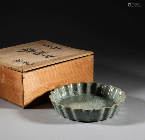 Song Dynasty, official kiln petal pattern mouth wash