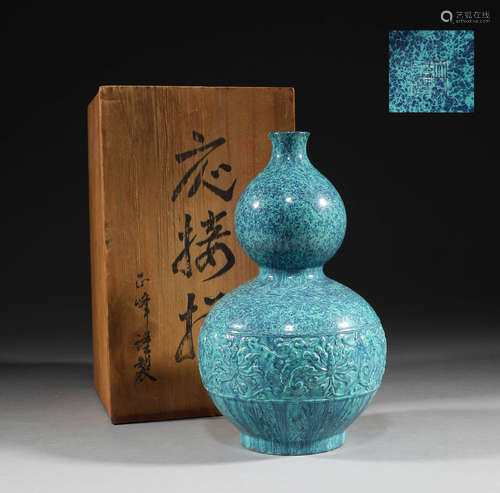 In Qing Dynasty, Lujun glazed gourd bottle