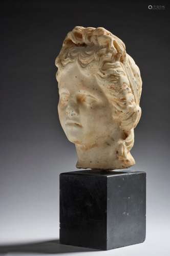 Tête féminine en marbre reconstituéH. 25 cm