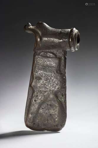 Hache en bronze figurant un profil perseBronzeIran, époque a...
