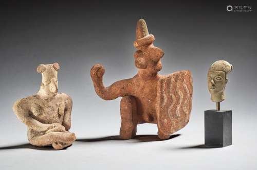 Lot de trois statuettes dont un guerrier Nayarit une figurin...