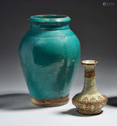 Vase balustre en grès émaillé turquoise, l'épaule ornée ...
